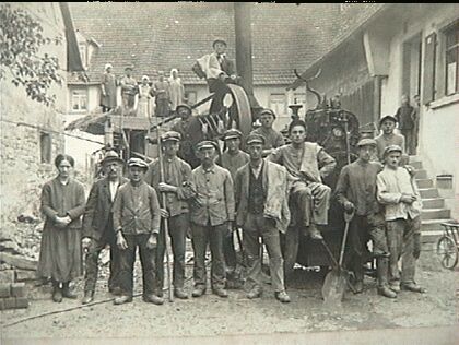 Leiharbeiter beim Dreschen in Steinsfurt