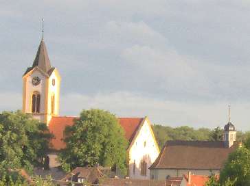 ber dem alten Orstkern die beiden Kirchen